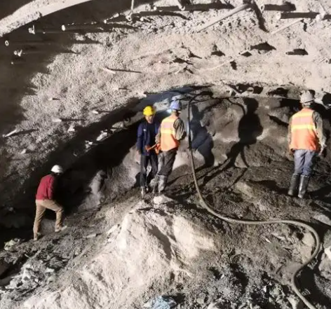 东兴隧道拱顶带模注浆料，微膨胀注浆料的特点及施工工艺